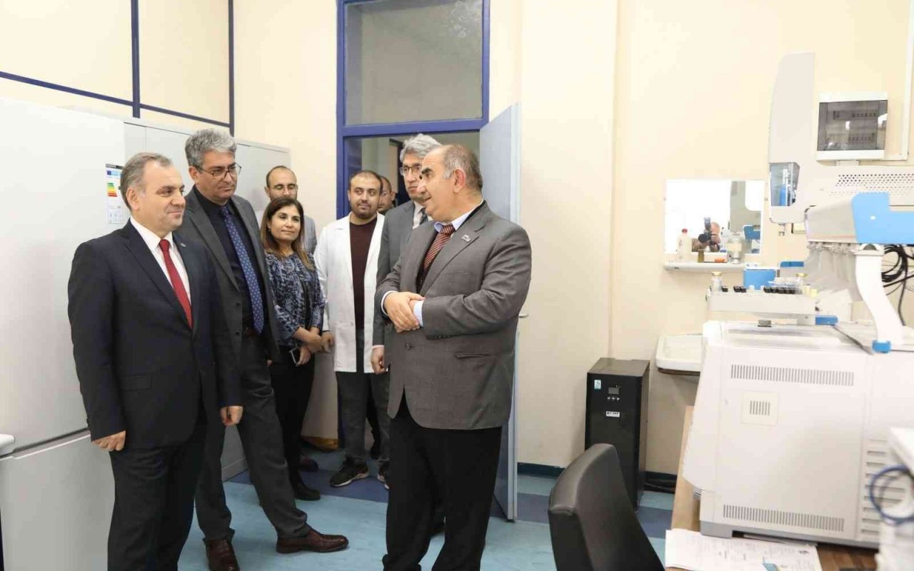 ERÜ Rektörü Altun, Teknoloji Araştırma ve Uygulama Merkezi’nde İncelemelerde Bulundu