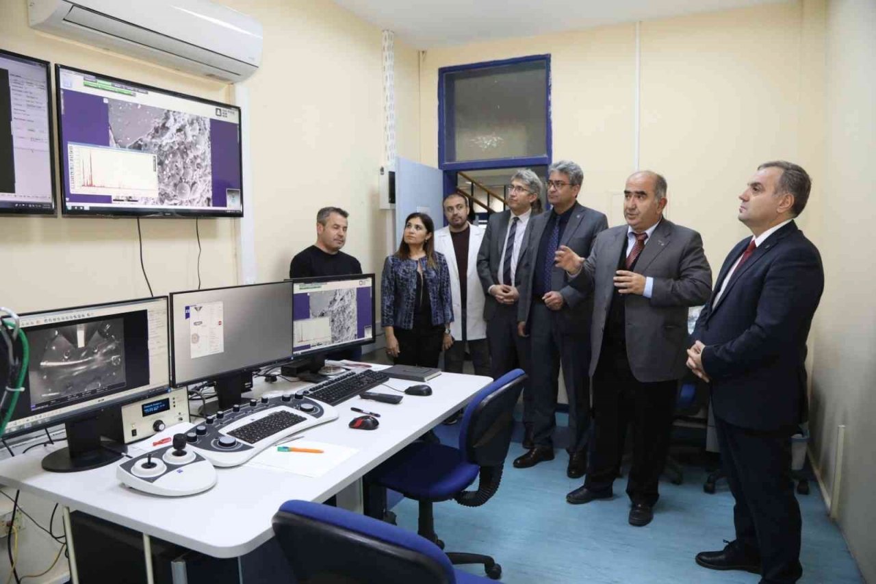 ERÜ Rektörü Altun, Teknoloji Araştırma ve Uygulama Merkezi’nde İncelemelerde Bulundu