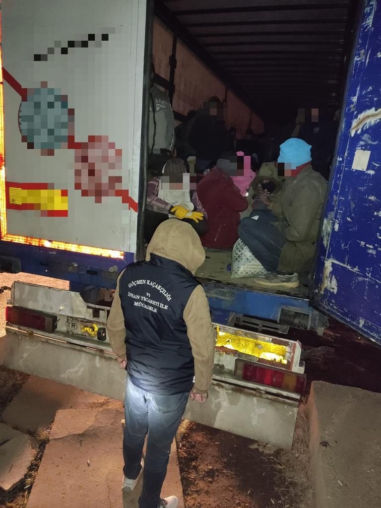 Tırın dorsesinden 133 düzensiz göçmen çıktı