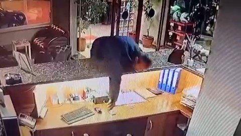 Kısa boylu hırsızın azmi... Müşteri gibi geldi, 40 bin liralık telefonu zıplayarak böyle çaldı