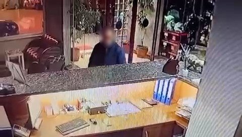 Kısa boylu hırsızın azmi... Müşteri gibi geldi, 40 bin liralık telefonu zıplayarak böyle çaldı