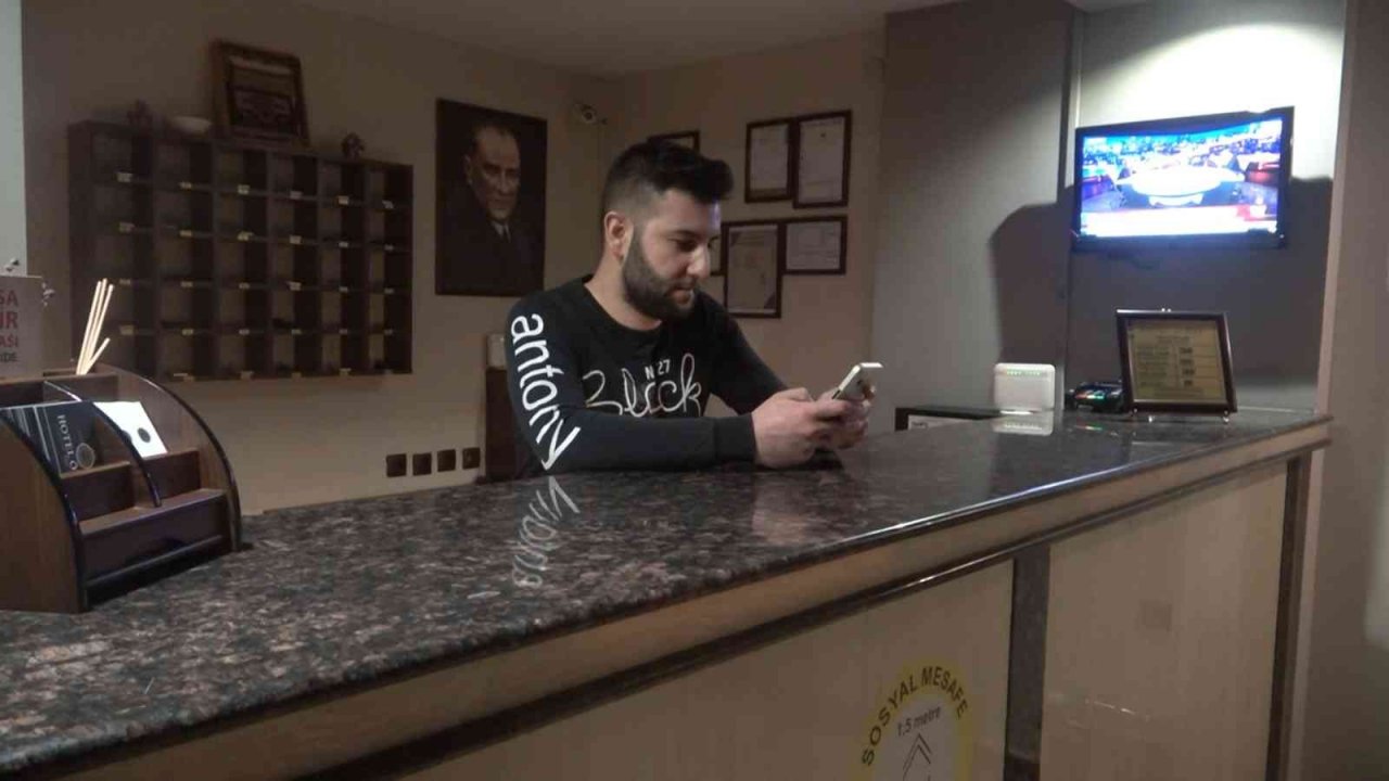 Kısa boylu hırsızın azmi... Müşteri gibi geldi, 40 bin liralık telefonu zıplayarak böyle çaldı