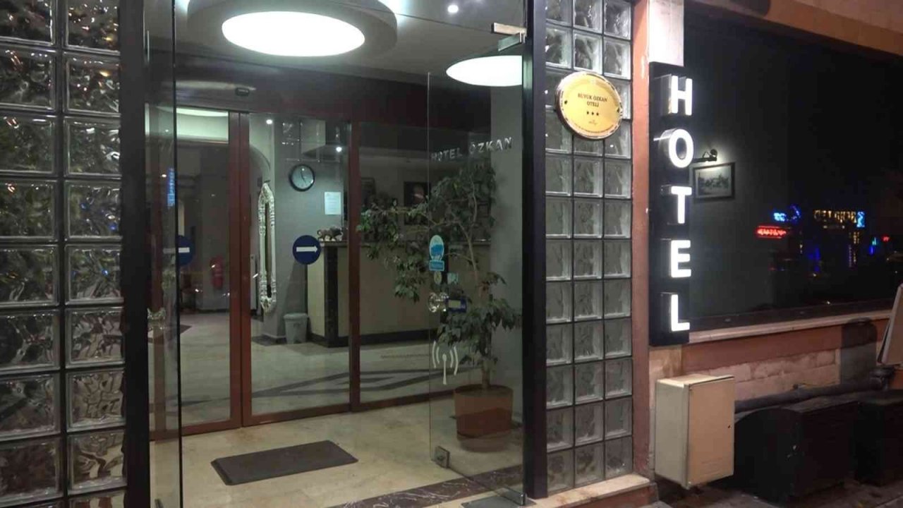 Kısa boylu hırsızın azmi... Müşteri gibi geldi, 40 bin liralık telefonu zıplayarak böyle çaldı