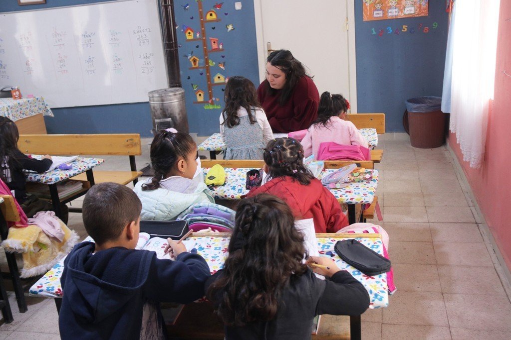 Batılı öğretmenlerden doğuda fedakarlık örneği