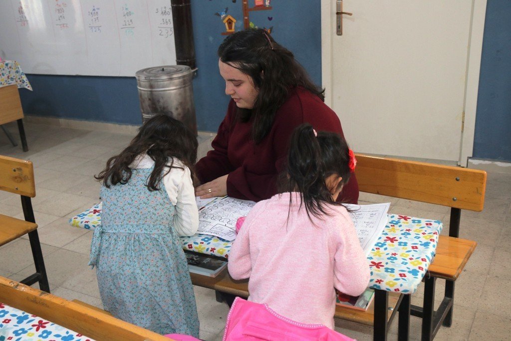 Batılı öğretmenlerden doğuda fedakarlık örneği