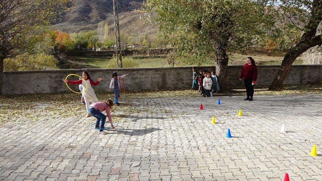 Batılı öğretmenlerden doğuda fedakarlık örneği