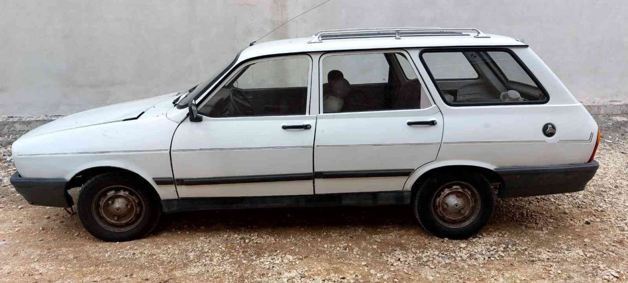 Park halindeki otomobili iterek çaldılar