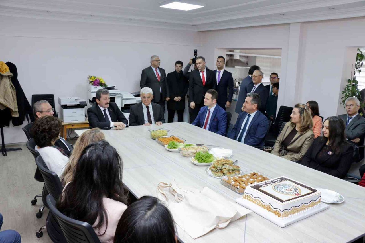 Muğla’da Öğretmenler Günü düzenlenen törenle kutlandı