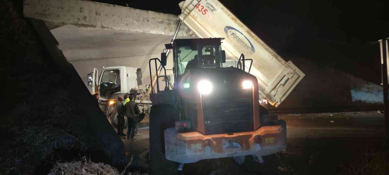 Damperi açık unutunca köprüye takılıp kaldı