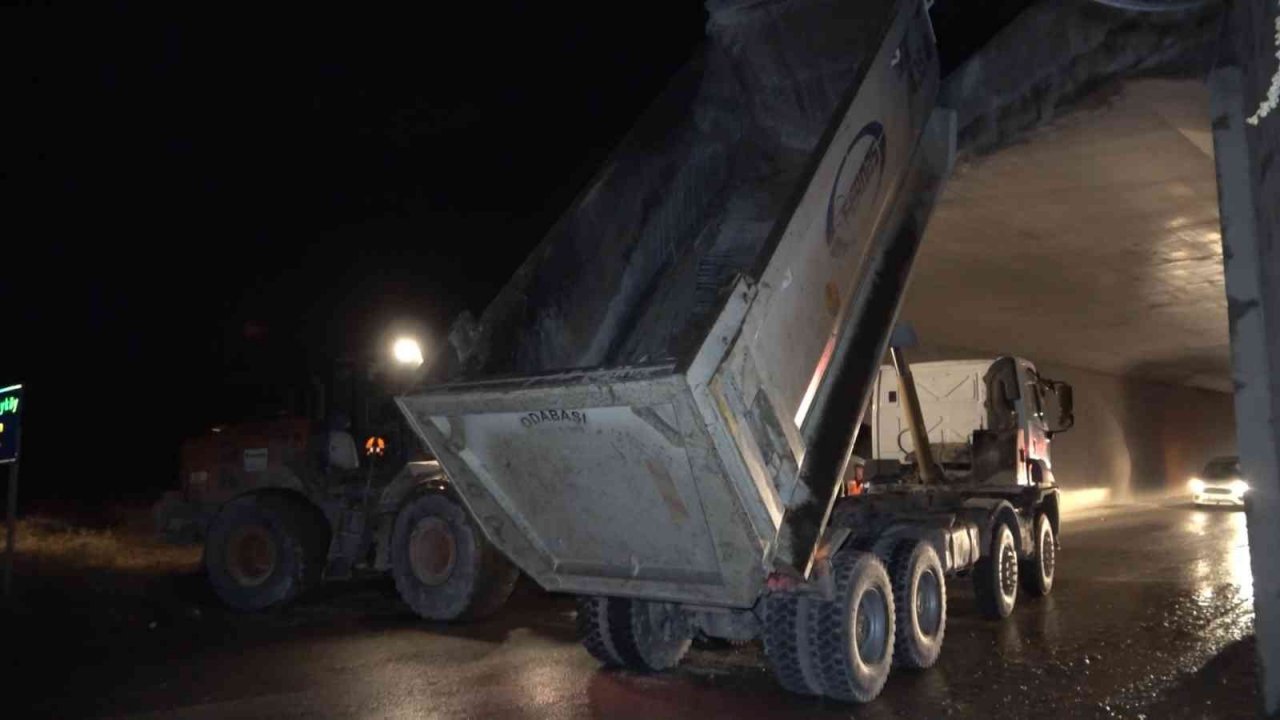 Damperi açık unutunca köprüye takılıp kaldı