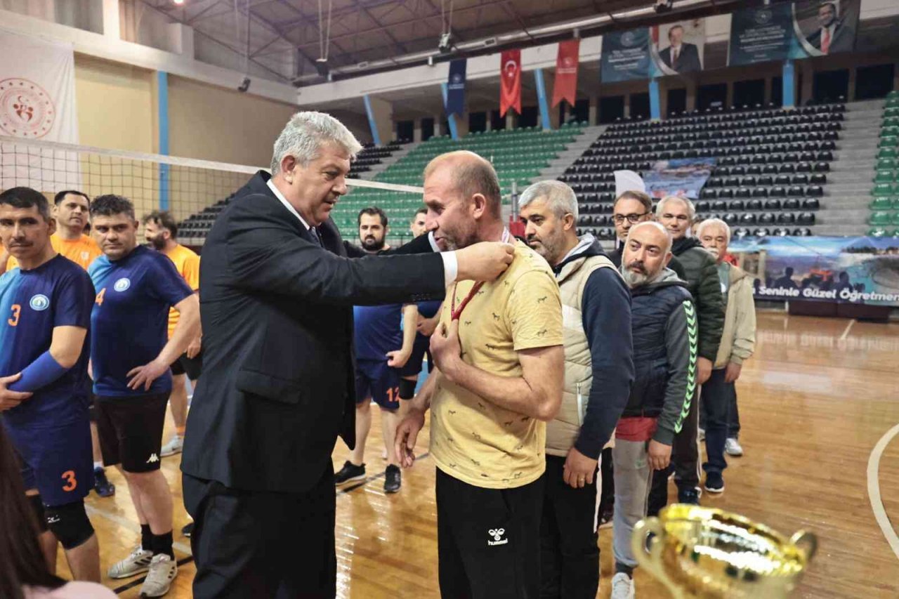 Denizli’de 400 öğretmen voleybol turnuvasında yarıştı