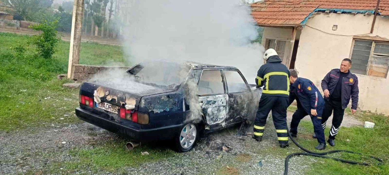Hatay’da park halindeki araç yandı