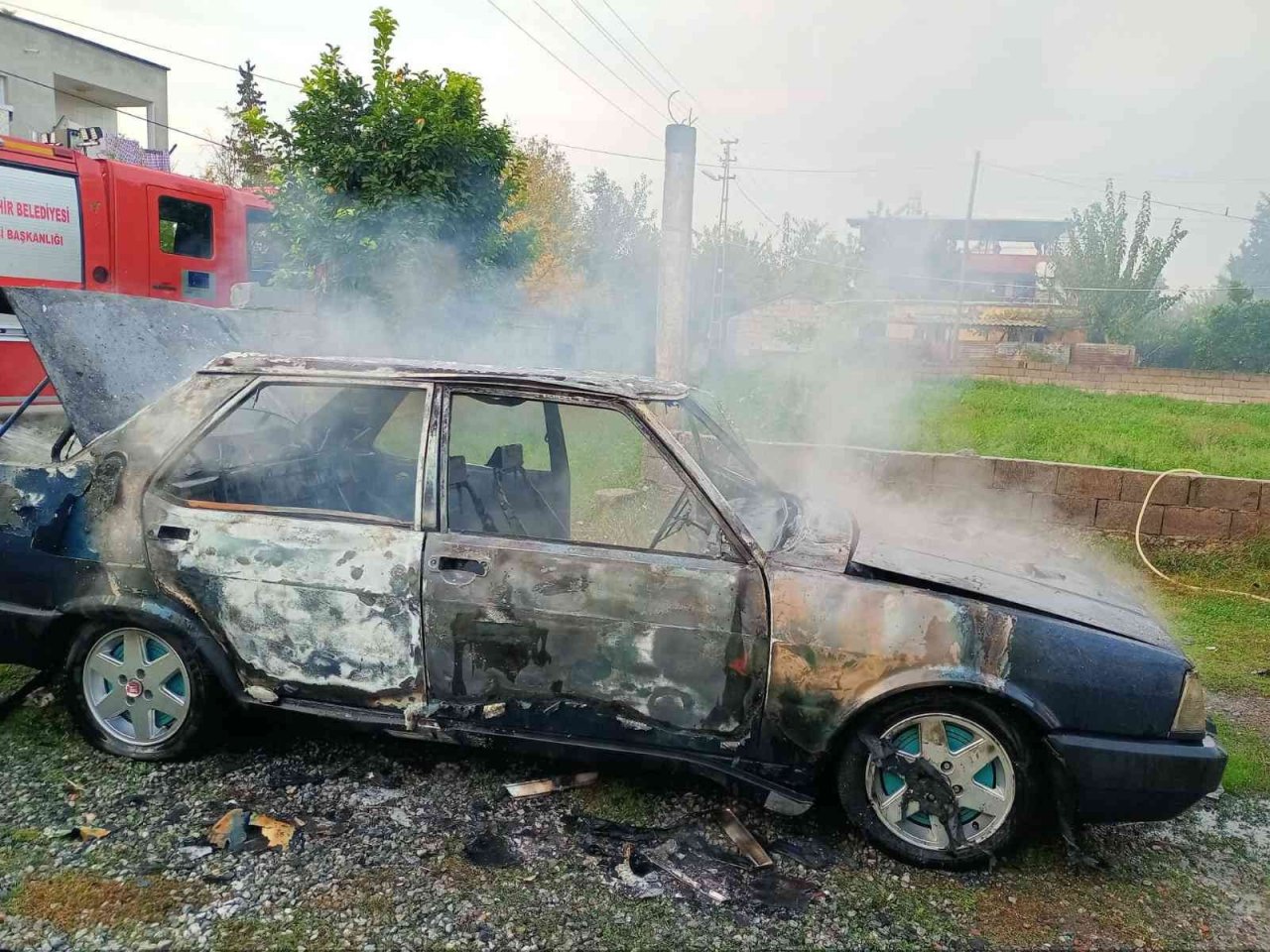 Hatay’da park halindeki araç yandı