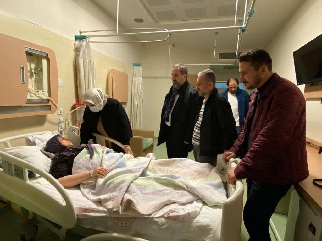 Yaralı depremzedelerin tedavisi sürüyor