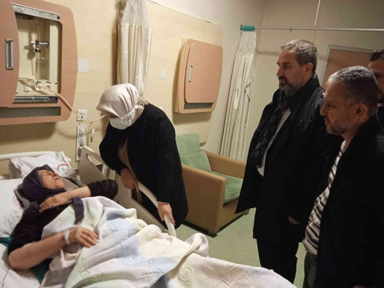 Yaralı depremzedelerin tedavisi sürüyor