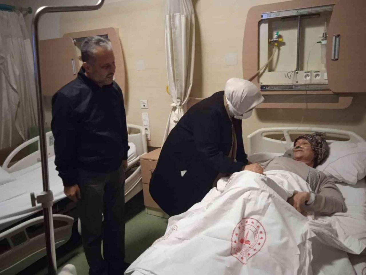Yaralı depremzedelerin tedavisi sürüyor