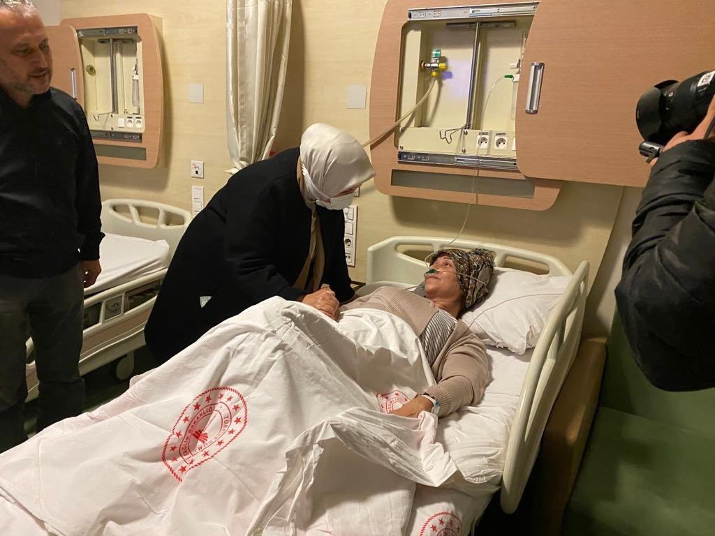 Yaralı depremzedelerin tedavisi sürüyor