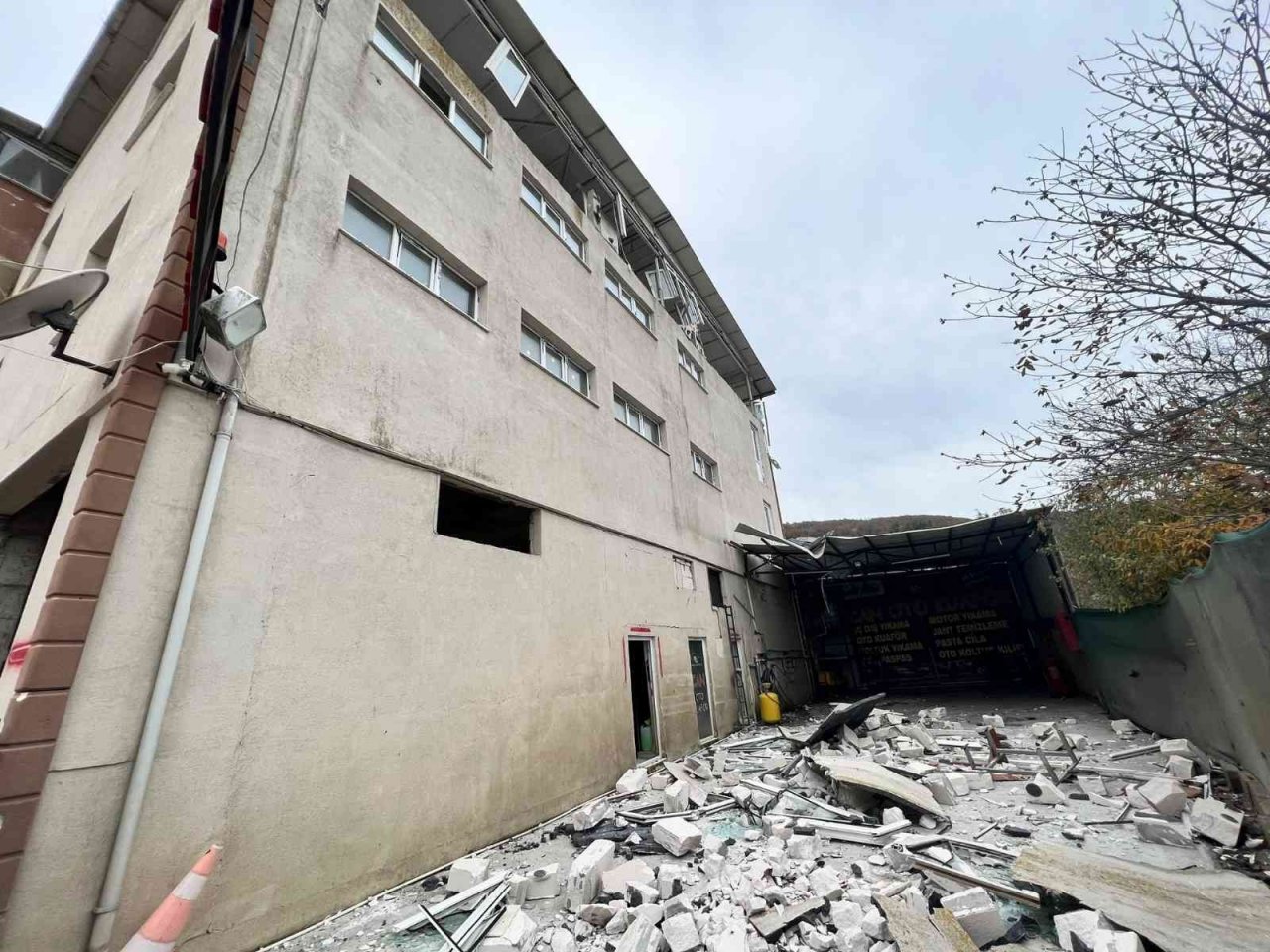 Deprem Cumayeri’nde kamu binalarında hasara neden oldu
