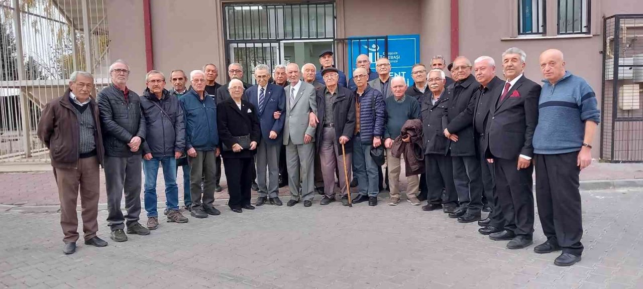 Eskişehir’de emekli öğretmenler 48 yıl sonra buluştu