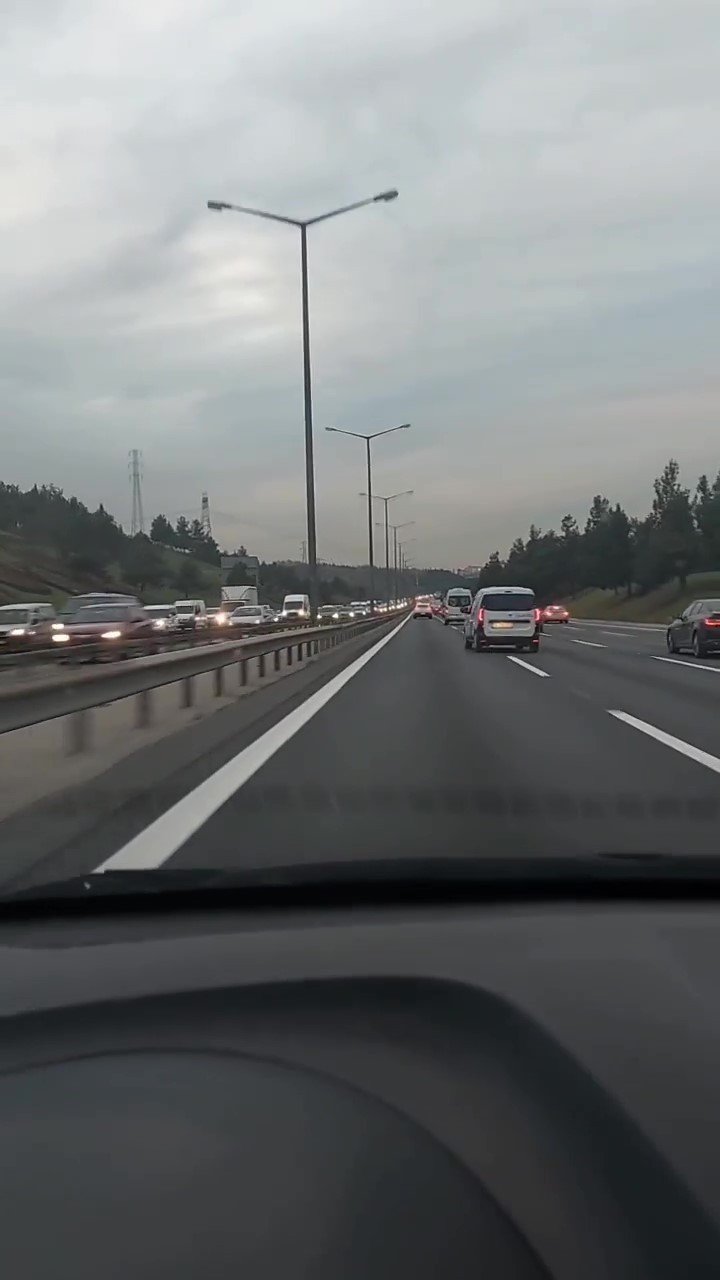 FSM Köprüsü yolunda art arda makas atarak ilerleyen araç kamerada