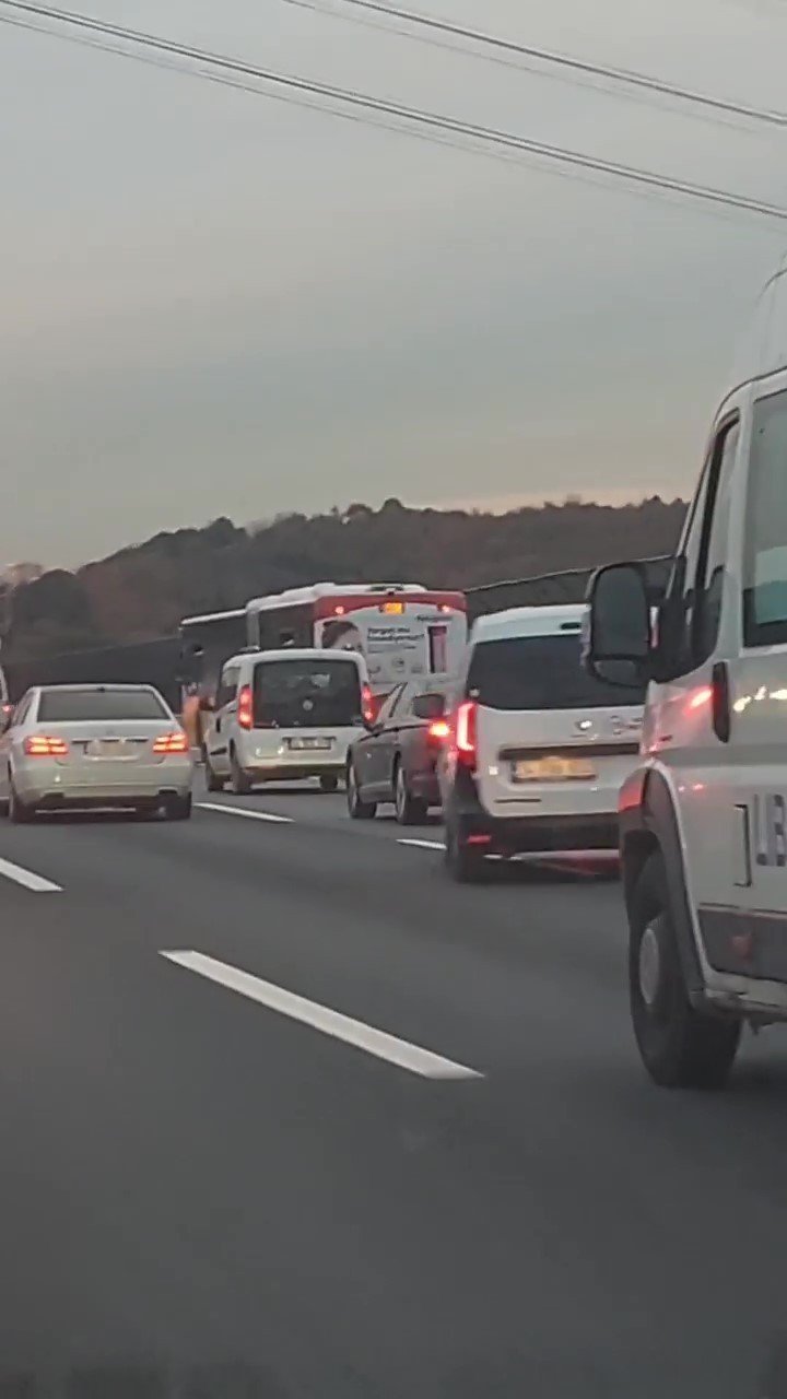 FSM Köprüsü yolunda art arda makas atarak ilerleyen araç kamerada