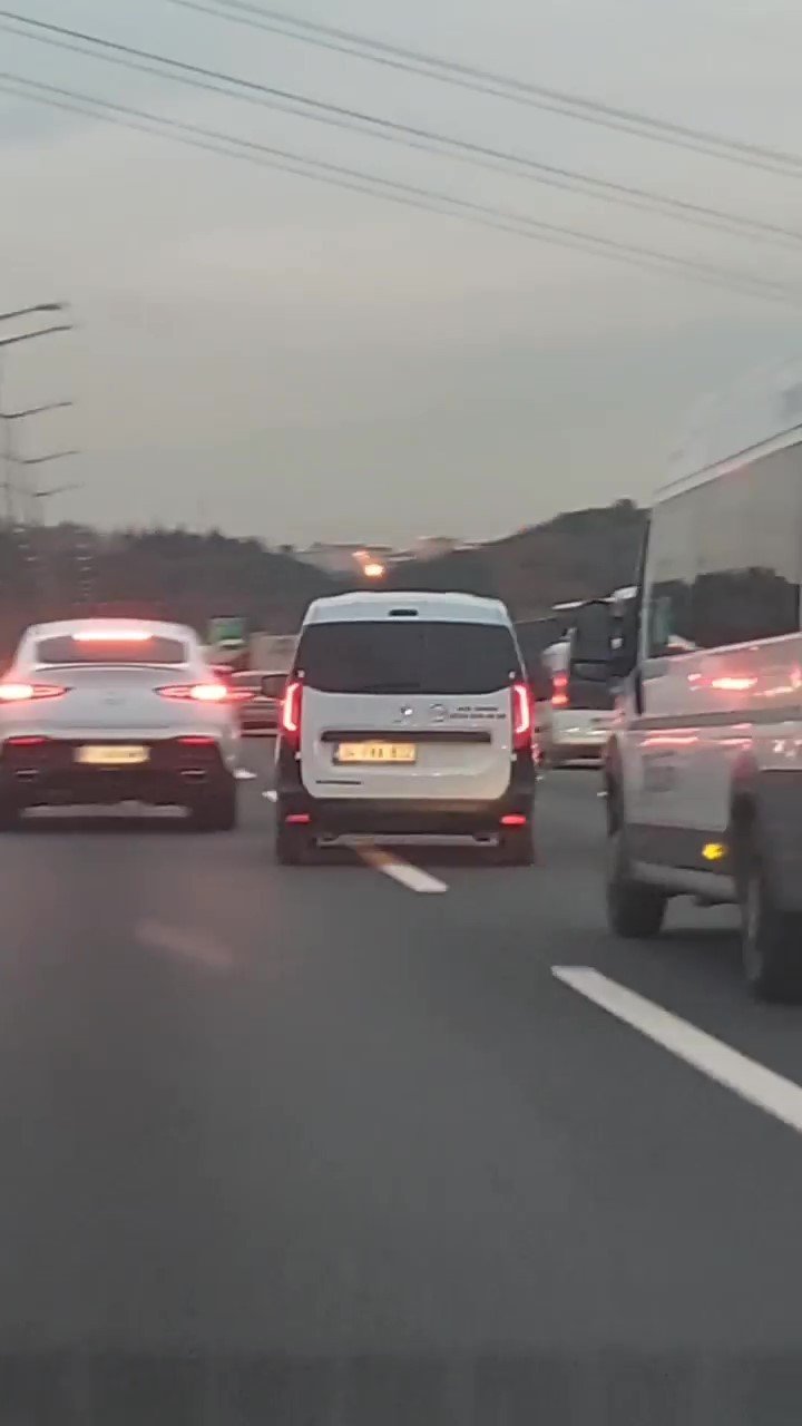 FSM Köprüsü yolunda art arda makas atarak ilerleyen araç kamerada