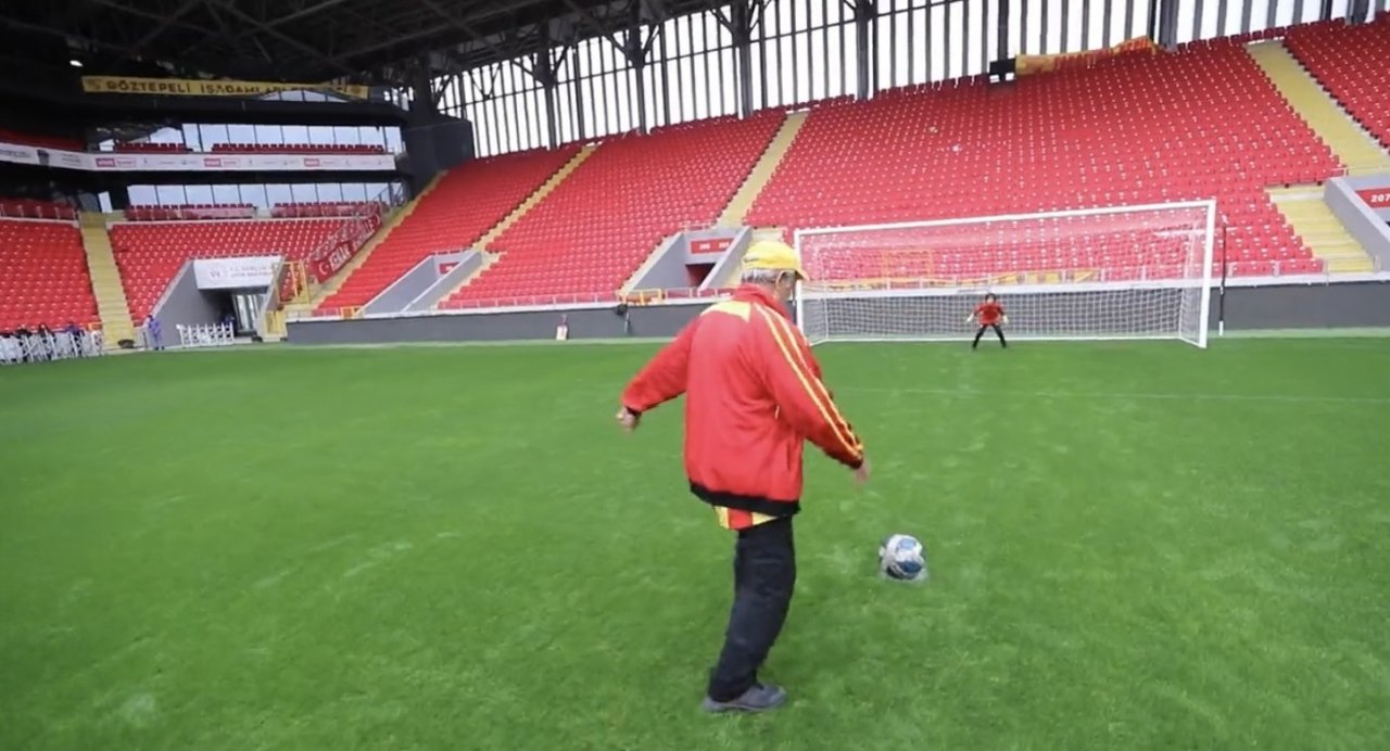 Gürsel Aksel Stadyumu’nun kapıları ziyaretçilere açıldı