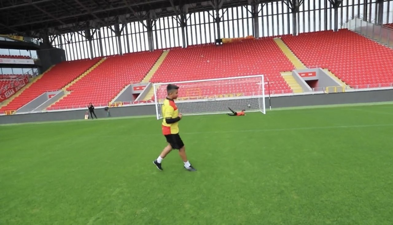 Gürsel Aksel Stadyumu’nun kapıları ziyaretçilere açıldı