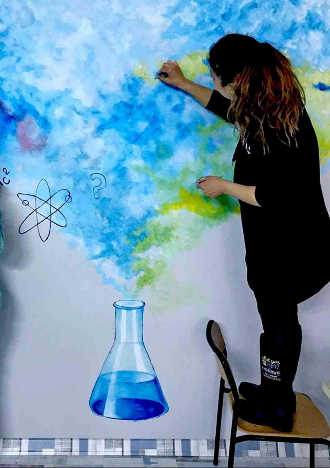 Gökmen öğretmenin imzası kalemle değil boyalarla