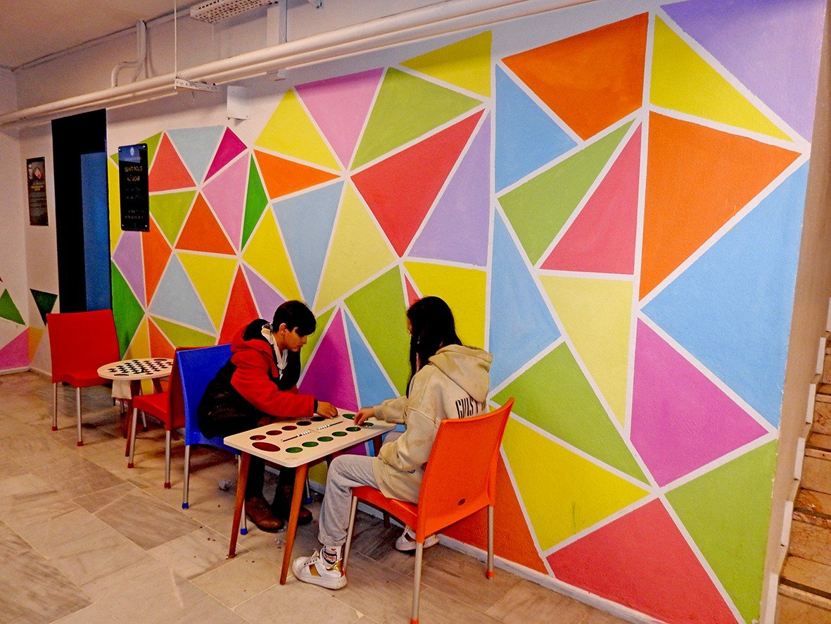 Gökmen öğretmenin imzası kalemle değil boyalarla