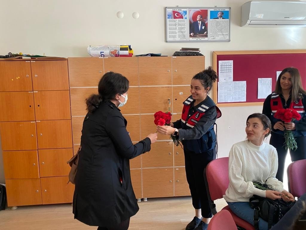 İzmir’de jandarmadan öğretmenlere 24 Kasım sürprizi
