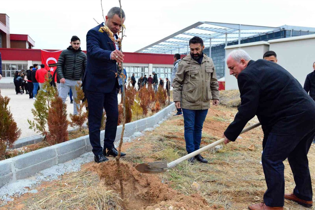 KMÜ’lü öğrenciler Karamanlı şehit öretmenler anısına fidan dikti