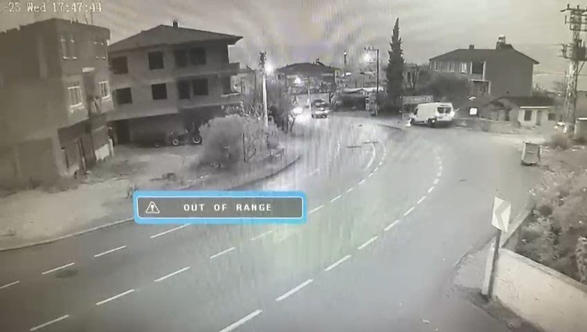 Minibüs duvara çarptı, kiviler yola saçıldı: 1 yaralı