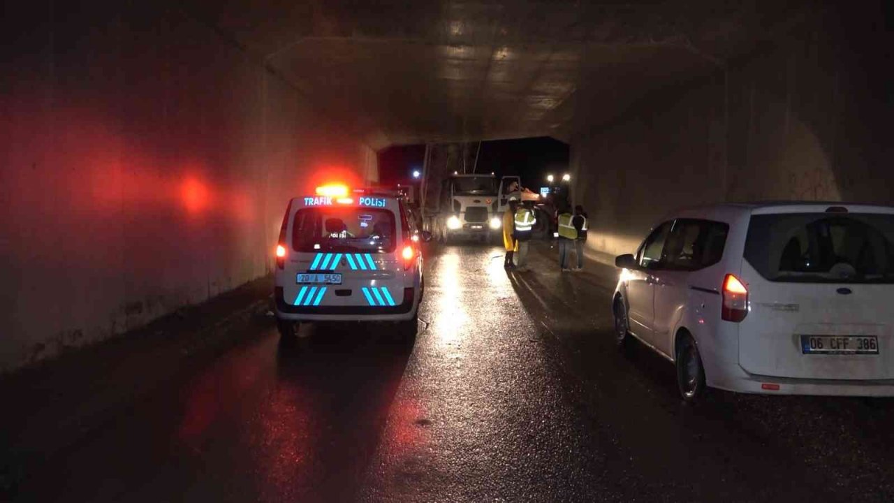 Damperi açık unutunca köprüye takılıp kaldı