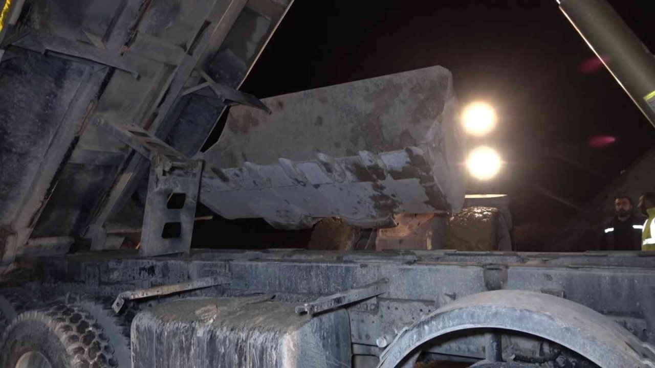 Damperi açık unutunca köprüye takılıp kaldı