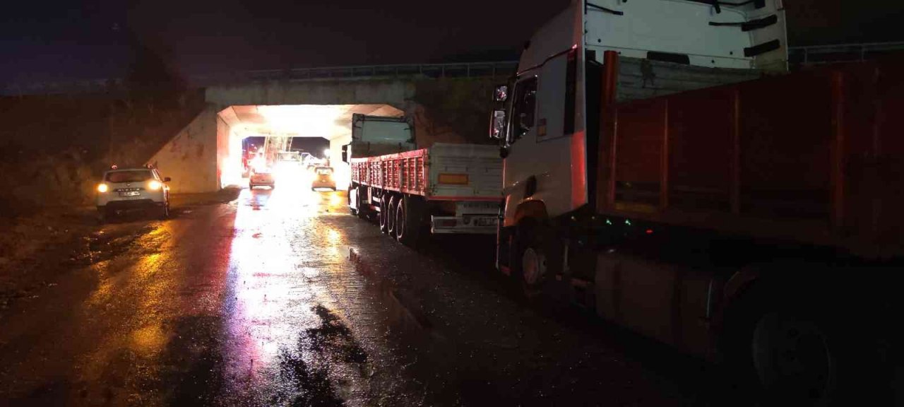 Damperi açık unutunca köprüye takılıp kaldı