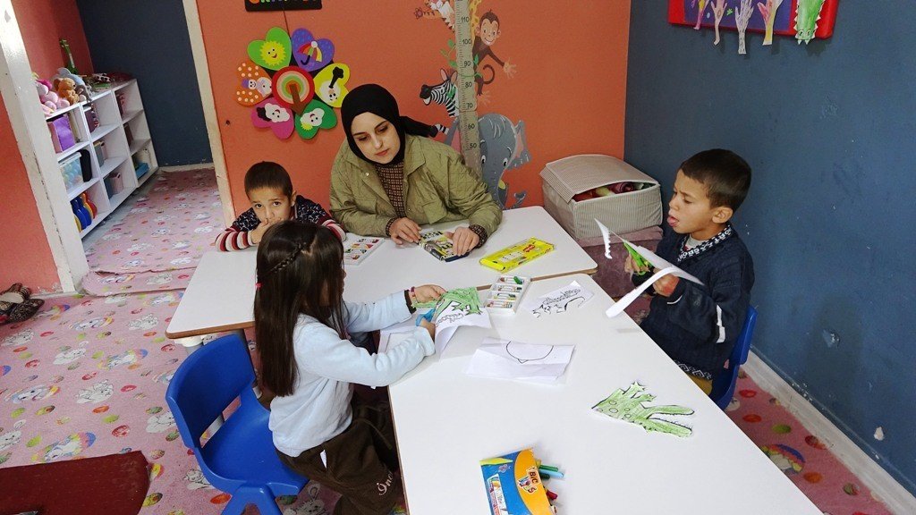 Batılı öğretmenlerden doğuda fedakarlık örneği