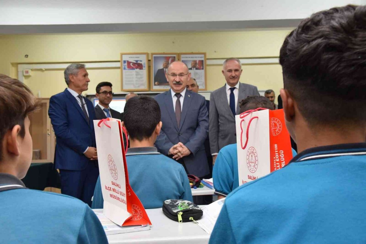 Vali Karadeniz, Salihli’de muhtarlar ve vatandaşlarla buluştu