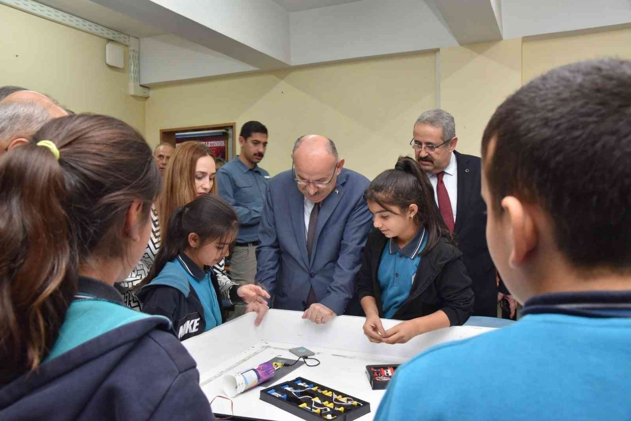 Vali Karadeniz, Salihli’de muhtarlar ve vatandaşlarla buluştu