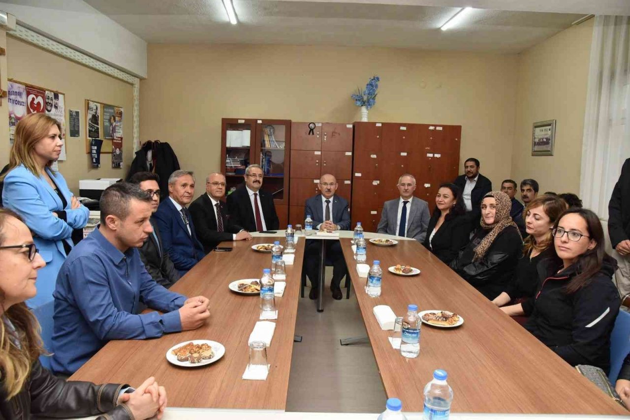 Vali Karadeniz, Salihli’de muhtarlar ve vatandaşlarla buluştu