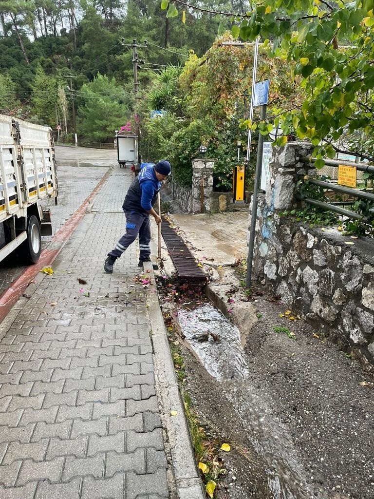 Marmaris Belediyesi ekiplerinin yağmur mesaisi