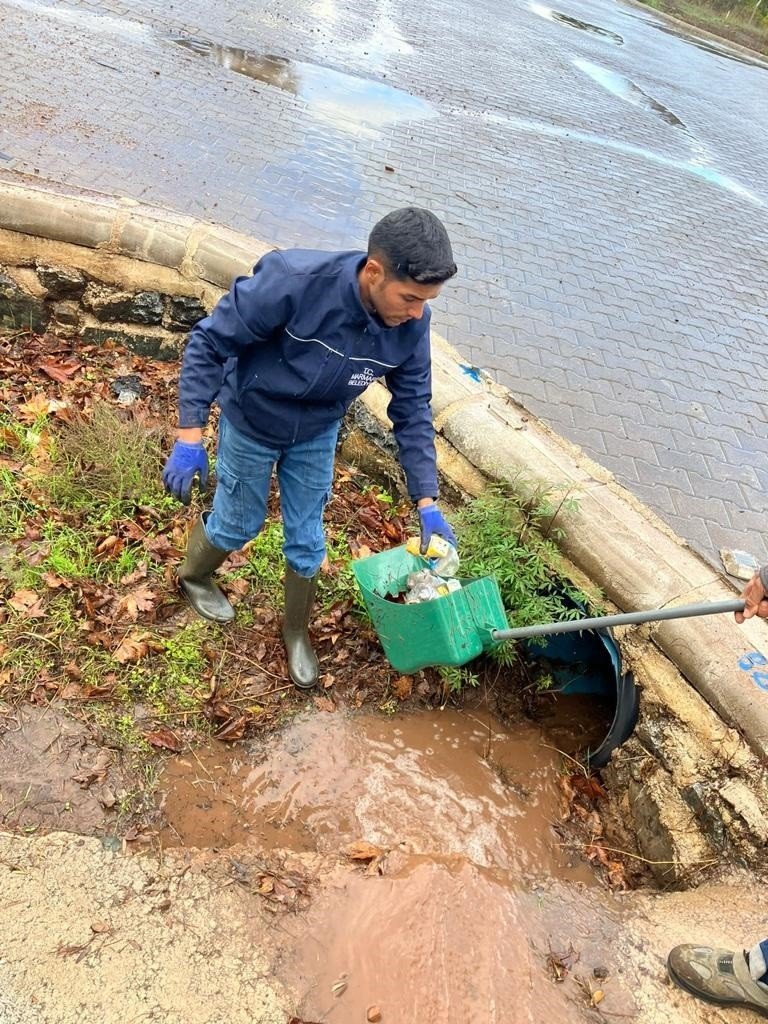 Marmaris Belediyesi ekiplerinin yağmur mesaisi