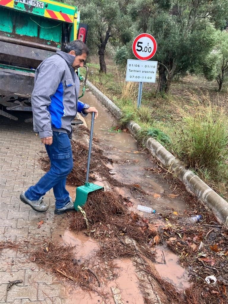 Marmaris Belediyesi ekiplerinin yağmur mesaisi
