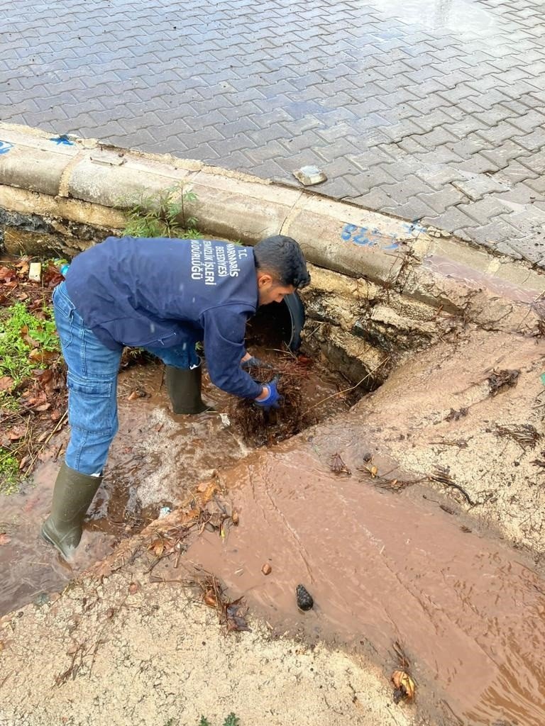 Marmaris Belediyesi ekiplerinin yağmur mesaisi