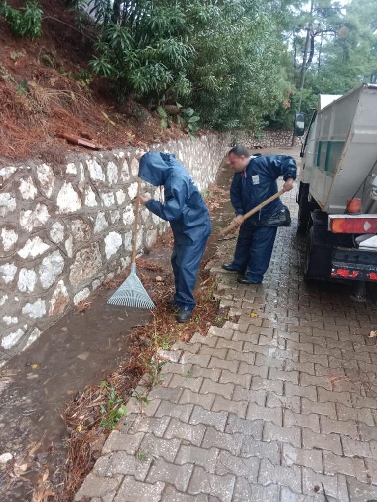 Marmaris Belediyesi ekiplerinin yağmur mesaisi
