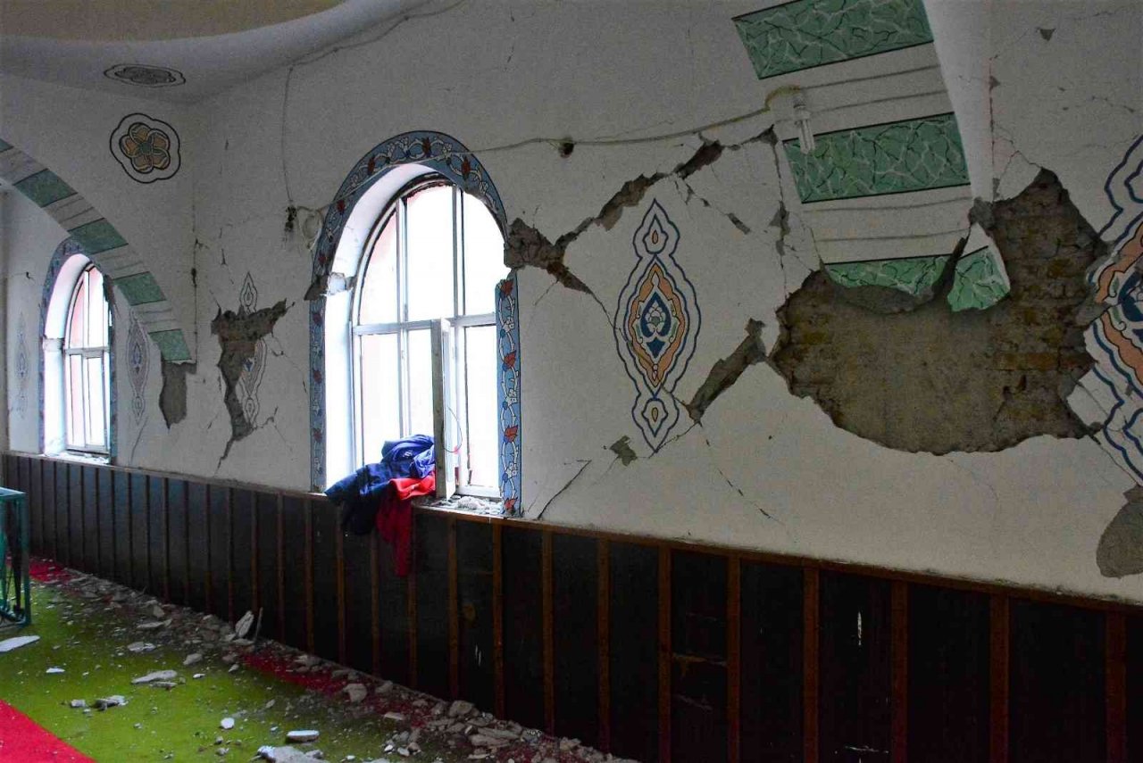 Depremde hasar gören caminin yıkılmasına karar verildi