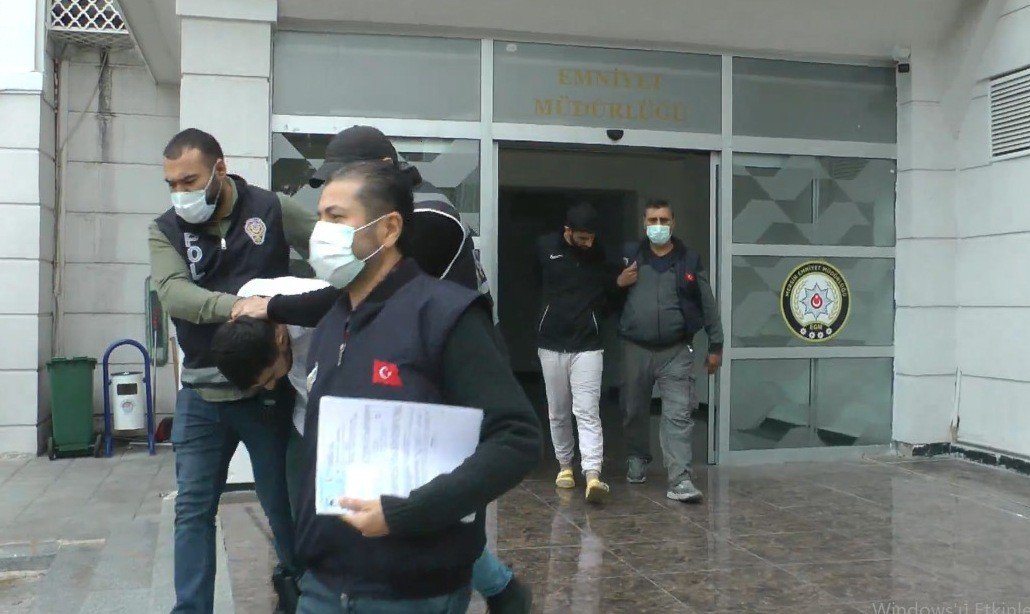 Park halindeki otomobili iterek çaldılar