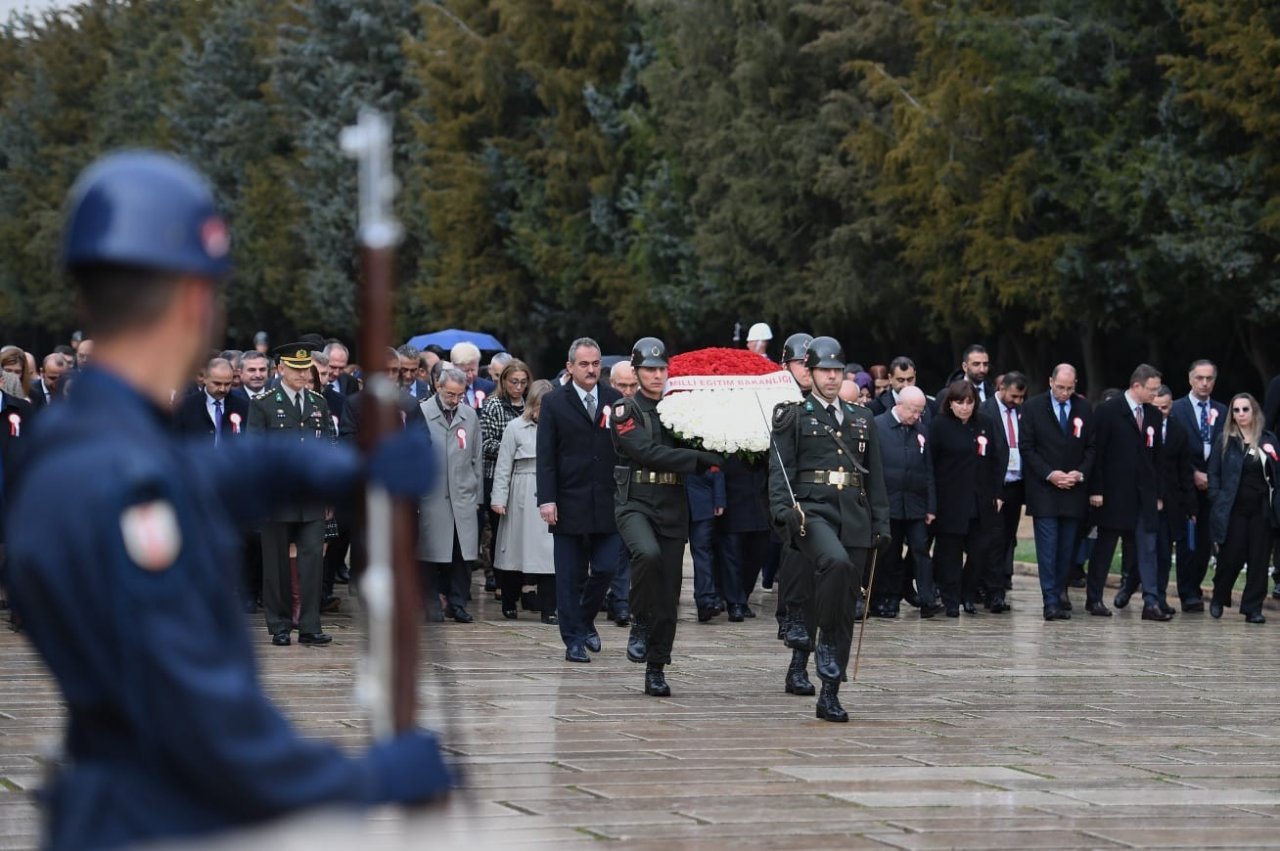 Milli Eğitim Bakanı Özer, öğretmenlerle Anıtkabir’i ziyaret etti