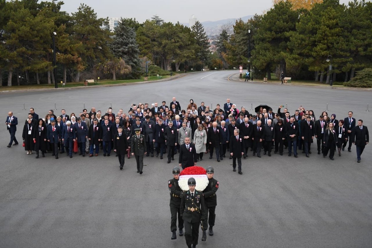 Milli Eğitim Bakanı Özer, öğretmenlerle Anıtkabir’i ziyaret etti