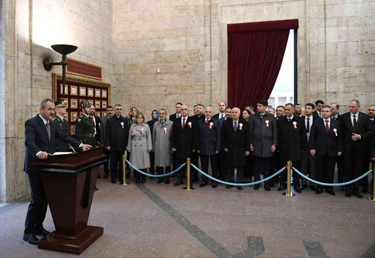Milli Eğitim Bakanı Özer, öğretmenlerle Anıtkabir’i ziyaret etti